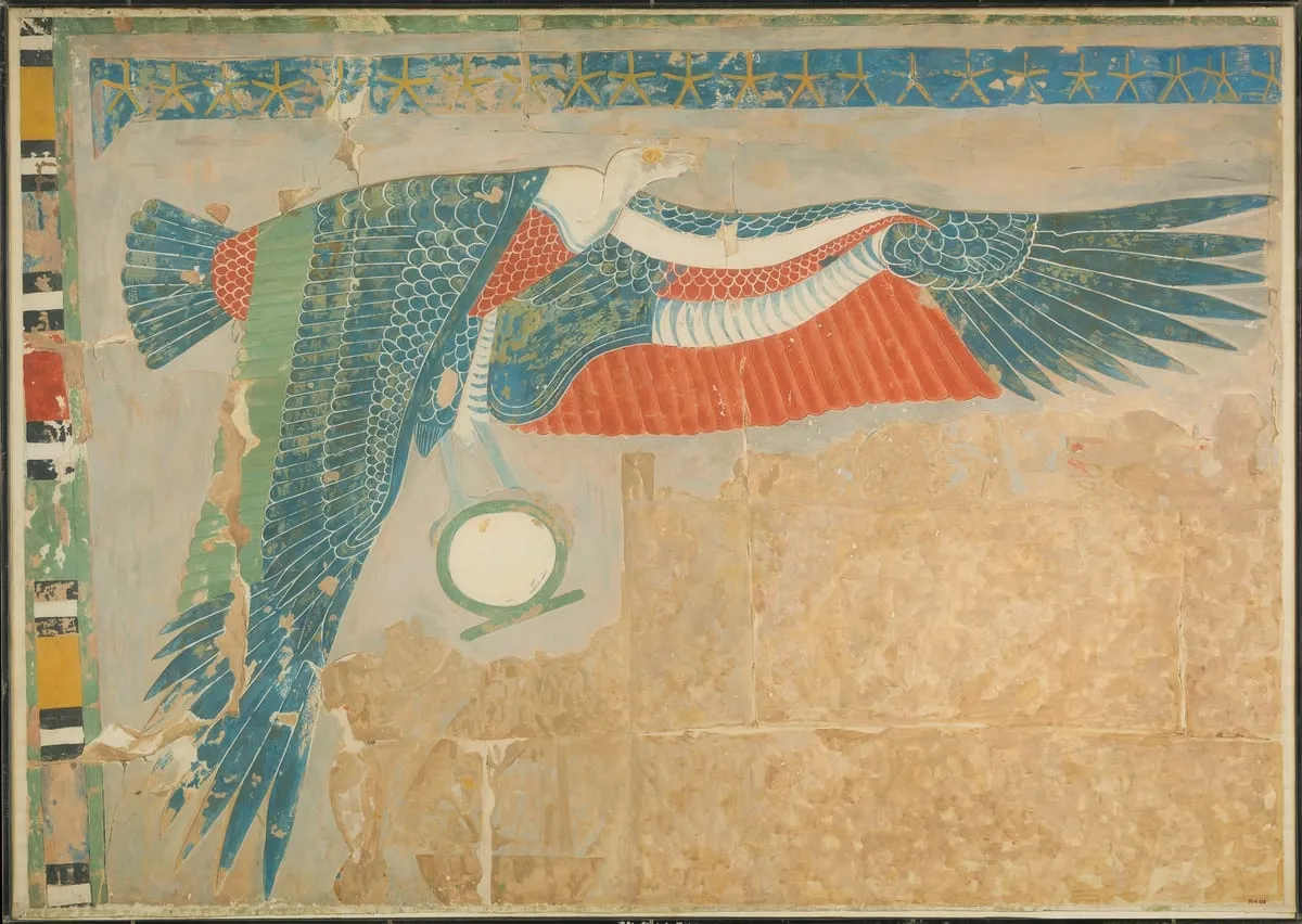 Farbige Nachzeichnung einer Wandmalerei auf Papier. Ein Geier fliegt mit weit ausgebreiteten Flügeln quer durch das Bild, den weißen Kopf mit gebogenem gelbem Schnabel nach rechts gewandt. Die Schwingen sind in Bändern gefiedert: blaugrüne Schuppenreihen, ein Streifen roter Bögen, dann lange rote und blaue Schwungfedern. Unter dem Körper hält er einen Ring mit waagerechtem Querstrich. Am oberen Rand läuft ein blaues Band mit goldenen Sternen, links eine senkrechte Blockbordüre in Gelb, Rot, Grün und Schwarz.